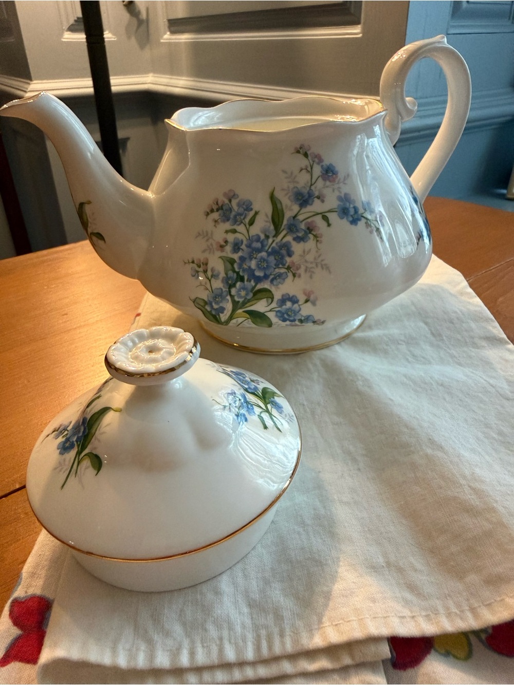 Royal Albert “Forget Me Not” Porcelain Teapot, England - Picture 6 of 7